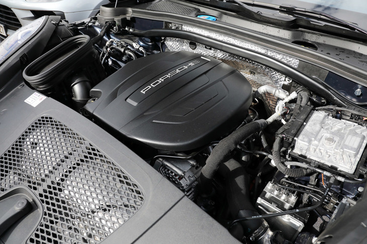 「マカン」に積まれる2リッター直4ターボエンジンもリファインを受けており、従来型よりも8psと20Nmアップの最高出力245ps、最大トルク370Nmを発生する。