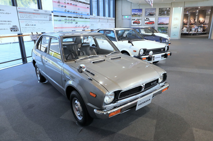 1972年に登場した初代「シビック」。コンパクトカーでもFRの3BOXセダンが主流だった時代に、2BOXスタイルのFF車として登場。若々しさやクリーンなイメージで人気を博した。展示車はCVCCエンジンを搭載した1973年モデル。