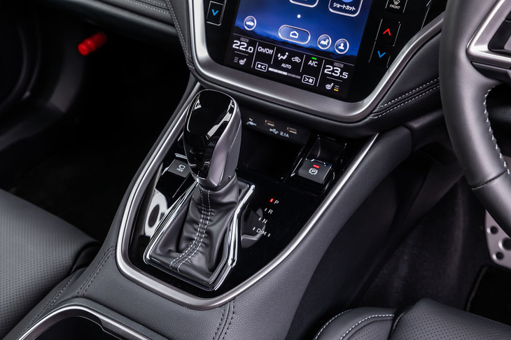 トランスミッションは、マニュアルモード付きのCVT「リニアトロニック」。オーソドックスなレバー式のシフトセレクターが採用されている。