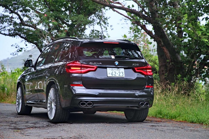 エクステリアはオリジナルのエアロパーツでドレスアップされている。これらの効果により、前後アクスルの揚力はほぼゼロに抑えられている。