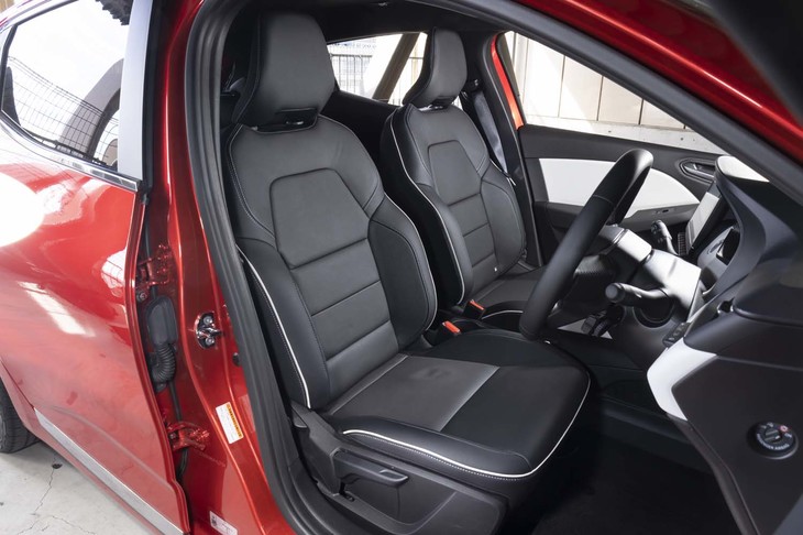レザーシートと前席シートヒーターは「レザーパック」のオプション（15万円）。広々とした座面と背もたれはルノーならではの美点。