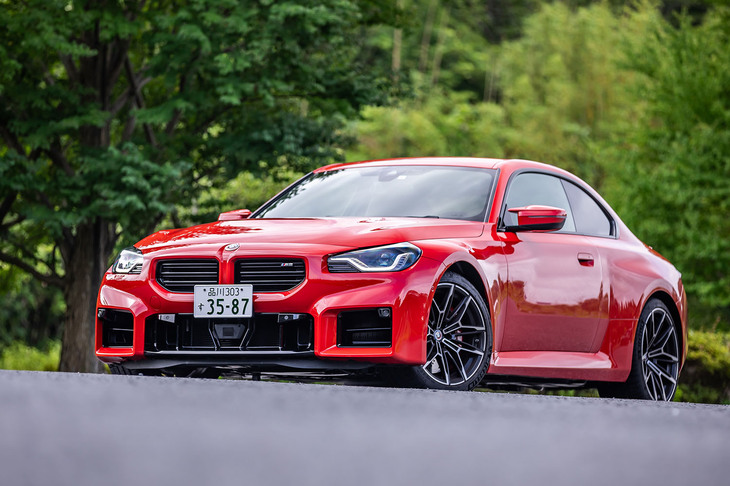 2023年2月に導入が発表された「BMW M2クーペ」は、2016年に登場した初代から数えて2代目にあたるモデル。3リッター直6ターボエンジンに組み合わされるトランスミッションは、パドルシフト付きの8段ATと6段MTが設定されており、今回は前者に試乗した。