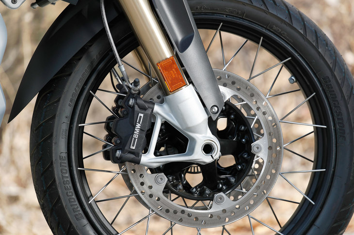 タイヤサイズは前が120/70R19、後ろが170/60R17。組み合わされるのはダイキャストのアルミホイールが標準で、仕様に応じてクロススポークのホイールも用意される。