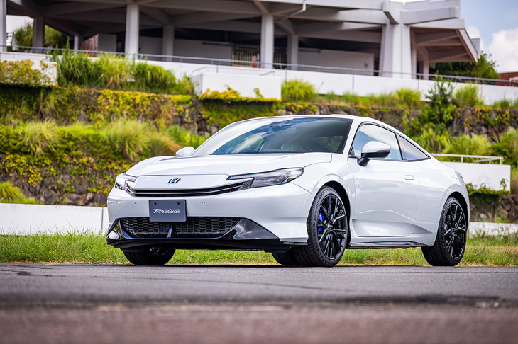 ホンダ車で初採用となる新色「ムーンリットホワイト・パール」をまとった新型「プレリュード」。ボディーサイズは全長×全幅×全高＝4515×1880×1355mm、ホイールベースは2605mmとなる。