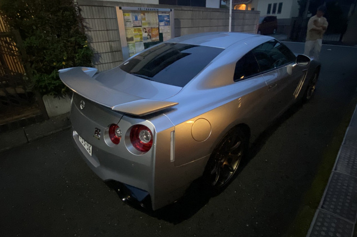 前後のバンパーの形状を改め、空力特性をリファインしたことにより、最大ダウンフォース量は10％も向上しているという。今回試乗した車両のボディーカラーは33万円の特別塗装色「アルティメイトメタルシルバー」である。