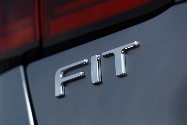モデルチェンジを機に、「FIT」ロゴのデザインも一新された。