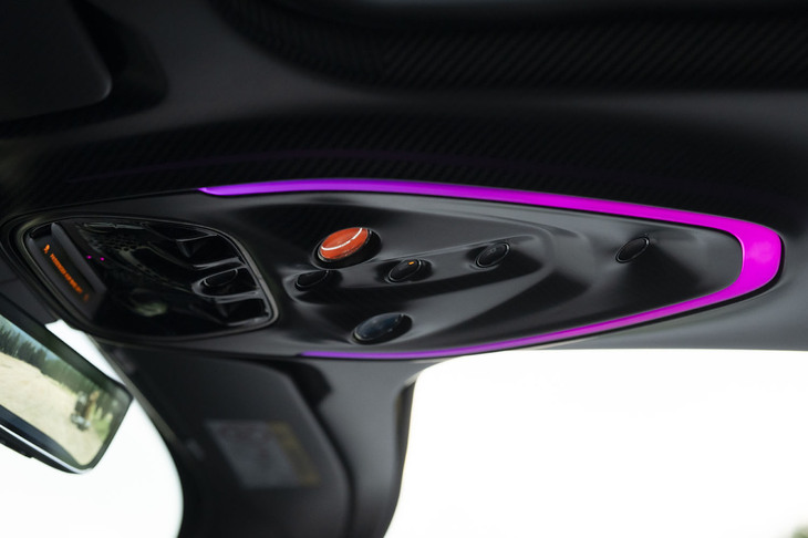 始動スイッチやギアセレクターのほか、レースモードの選択スイッチ、ウィンドウ開閉スイッチなどが頭上にレイアウトされている。