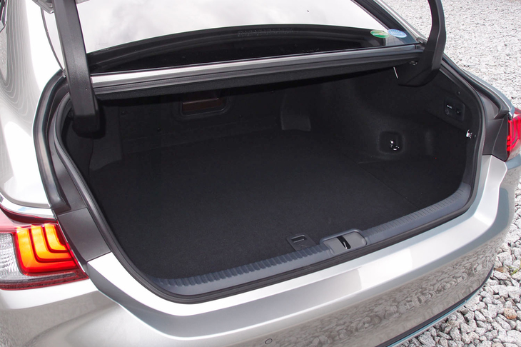トランクルームの容量は443リッター。開口部の広さも特徴となっている。