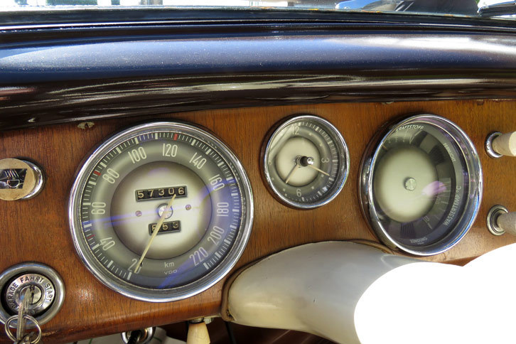 個人的に最も気に入ったポイントが、柔らかな色味のメーター。文字盤にグラデーションが施されていたり、凝ったデザインをしていた。