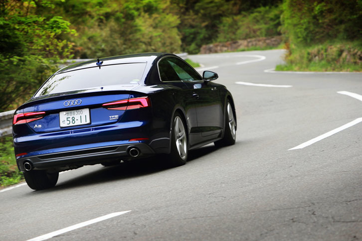 ダンピングコントロール付きスポーツサスペンションを装備するテスト車で、ワインディングロードを行く。いずれの走行モードでも、その足まわりの動きは極めてしなやかだった。