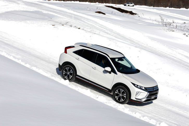 三菱の各車に採用されるS-AWCとは、前後駆動力配分に加え、左右駆動／制動力配分が可能な4WDシステムのこと。もちろん「エクリプス クロス」にも搭載されている。