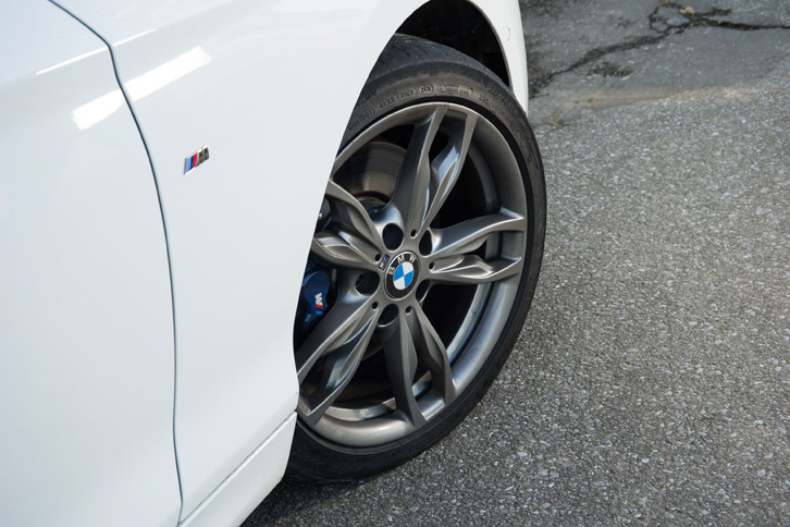 「M240i」には電子制御ダンパーの「アクティブMサスペンション」が装備されており、状況に応じて減衰力を調整できる。