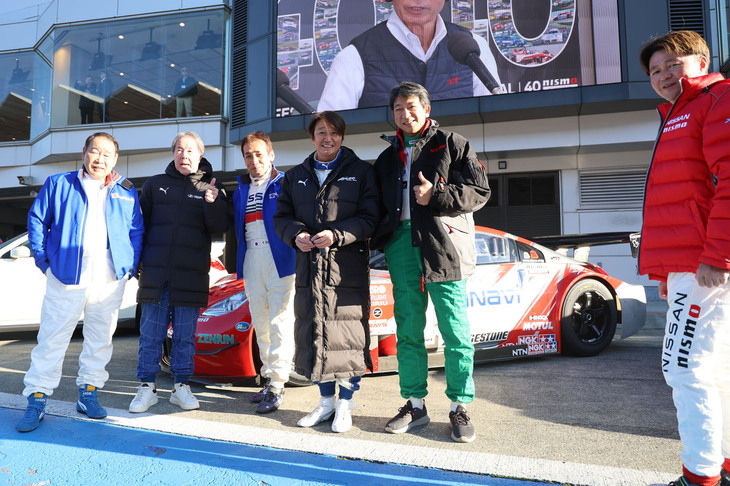 NISMO HERITAGE RUN終了後、インタビューに答えた6人のレジェンドドライバー。左から長谷見昌弘、星野一義、鈴木利男、近藤真彦、影山正美、本山 哲の各氏。筆者の声の掛け方がマズくて、本山氏が戻りかけたタイミングでシャッターを押してしまった。申し訳ありません。