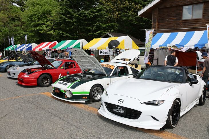 「ショッピングストリート」は2カ所に分かれて設置されており、計20を超えるブースが並んでいた。掘り出し物や特価品など、このイベントならではの商品もあるため、開会式終了後のオープン時には、レースよろしくスタートダッシュが重要となる。