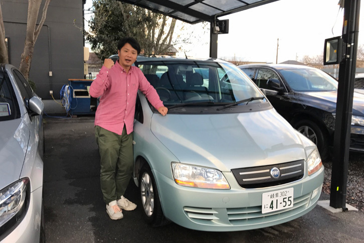 2016年末に購入した「フィアット・ムルティプラ」。2007年式で走行距離は5万2000km。前期型が欲しかったが、安さとレアさと高年式ということで、後期型を購入。価格は諸経費込みで58万円ほど。「フロント3人乗りを夢見ましたが、夏の暑さから嫁に却下され、乗る意味を失いました」。