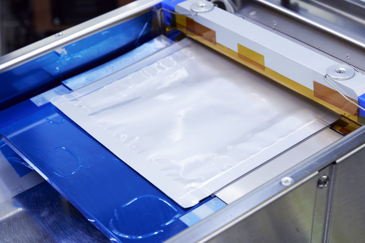 金属や樹脂を積層したラミネートフィルムで挟み、周囲を封止。複数のセルのタブ（引き出し電極）を重ねて溶接し、「ラミネートセル」の完成である。