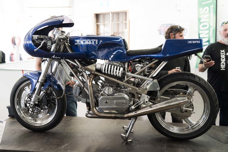 世界中のファンにその名が知られているオーストラリアのドゥカティスペシャリスト、Vee Twoが製作したコンプリートマシン「ALCHEMY SV-1」。レースでの活躍によってポテンシャルの高さが認められ、そのストリートバージョンとして発売された。こちらのマシンは外装類がカスタムされており、クラシカルなテイストとなっている。