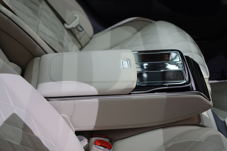 メルセデス・ベンツS450d 4MATIC（リアシート用アームレスト）