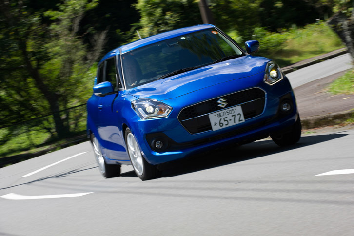 フロントまわりでは、クロームメッキの加飾付きフロントグリルがフルハイブリッド車の目印。ヘッドランプは「SL」がLED式、「SG」がハロゲン式となる。