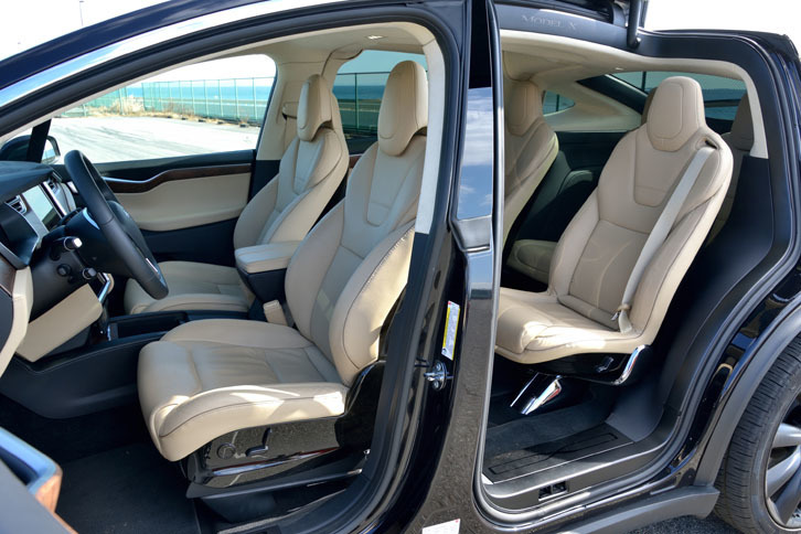 「モデルX」のシートは、クルマのシートというよりも、普通のイスに近い形状。特にリアシートはフロアと1本のフレームを通してつながっており、レイアウトの自由度が高まっている。