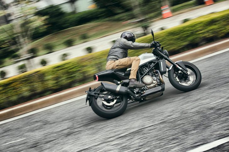 車両重量は燃料を除いた状態で157kgと、250ccクラスに比肩するほど軽量となっている。