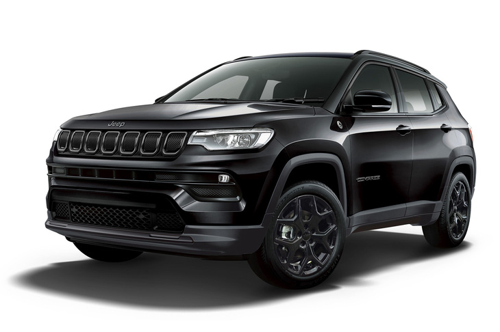 「ジープ・コンパス ブラックシャーク」のエクステリア。ブラックのフロントグリルやウィンドウモールディング、「Jeep」バッジなどにもブラックカラーを採用。