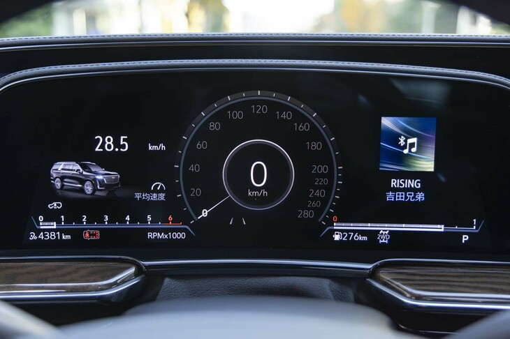 再生中の音楽情報は、運転席の正面に位置する14.2インチのクラスターディスプレイでも確認が可能。それにしても「エスカレード」のディスプレイは、高精細でとにかく視認性がいい。