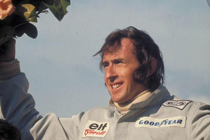 「2J」のデビュー戦では、F1チャンピオンのジャッキー・スチュワートがステアリングを握った。