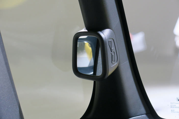 左フロントフェンダー付近の様子を映すサイドビューサポートミラー。