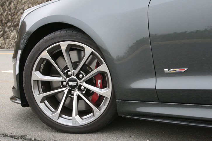 タイヤサイズは前が255/35ZR18、後ろが275/35ZR18。「ミシュラン・パイロットスーパースポーツ」が装着される。