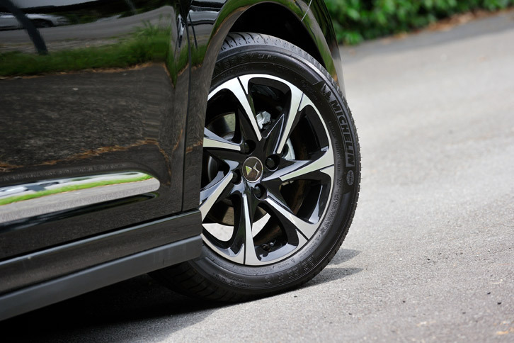 タイヤサイズは195/55R16。クローズドトップの「DS 3シック DS LEDビジョンパッケージ」と同じ、ツートンカラーのアルミホイールが組み合わされる。