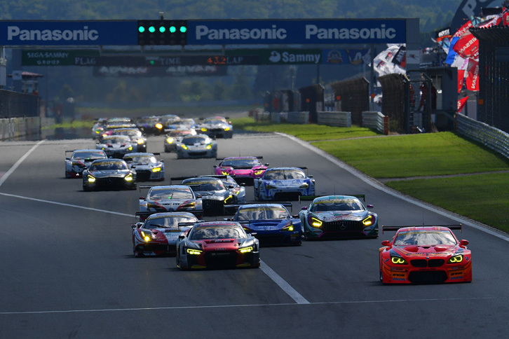 28台が出走したGT300クラス。No.55 ARTA BMW M6 GT3とNo.21 Hitotsuyama Audi R8 LMSが、激しいバトルを展開した。