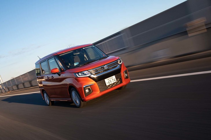 「後席の乗り心地が悪い」という顧客からの要望に応えて、先代よりも柔らかな足まわりとなった新型「ソリオ」。フワフワとした感じは好みが分かれるだろう。