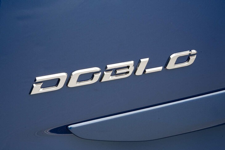 「ドブロ」の車名はかつてスペインで使われていた金貨「ドブローネ」にちなんでいる。