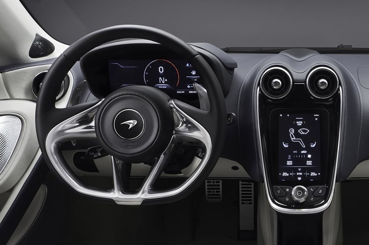 メーターパネルは12.3インチの液晶タイプ。センターコンソールには7インチの縦型タッチスクリーンが装着される。これらの表示グラフィックスは航空機で使われるものを模している。