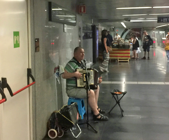バルセロナの地下鉄駅構内で。