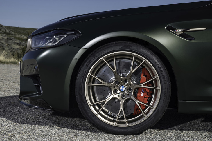 ベースとなった「M5コンペティション」比で約23kg軽量な「Mカーボンセラミックブレーキ」が採用される。