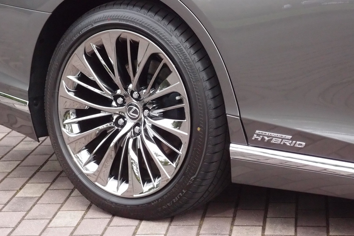 LS500h“バージョンL”（リアホイール）