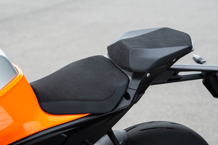 シート高は835mmと高め。シート下のボディーはスリムで足は素直に下せるのだが、それでもスタンドを払っての引き起こしにはコツがいる。