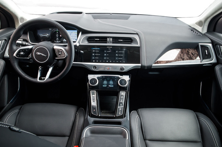 センターコンソールには、車両の設定を行うための10インチディスプレイを装備。その下方にはエアコン調節用のタッチパネルも配置される。