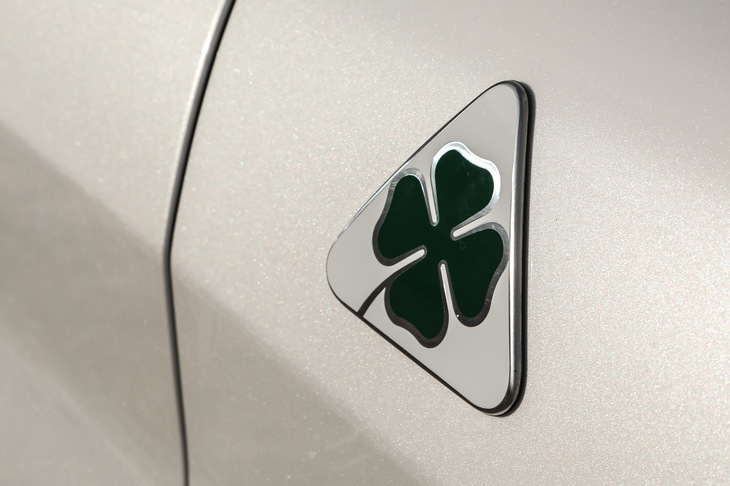 アルファ・ロメオが高性能モデルの名称などに用いる「クアドリフォリオ（Quadrifoglio）」とは、イタリア語で“四つ葉（のクローバー）”の意味だ。