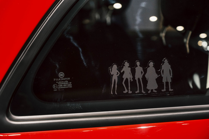 フィアット500スペシャルエディション（チームルパンシルエット リアガラス）