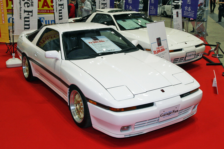 日本国内では初代、北米では3代目となるA70系の「トヨタ・スープラ」。手前は1988年「3.0GTターボリミテッド」、後ろは1991年「2.5GTツインターボ リミテッド」。これらはブリスターフェンダーを備えたワイドボディー仕様だが、1986年のデビュー当初の国内仕様は3リッターターボエンジン搭載車を含め5ナンバー規格に収まるナローボディーだった。