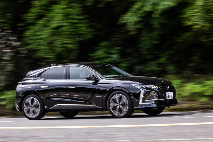 「リヴォリ」グレードは、フロントガラスに装着されたカメラで前方の路面を常時ハイスピードスキャンし、ショックアブソーバーの減衰力を路面状況に合わせて最適化する「DSアクティブスキャンサスペンション」を搭載している。