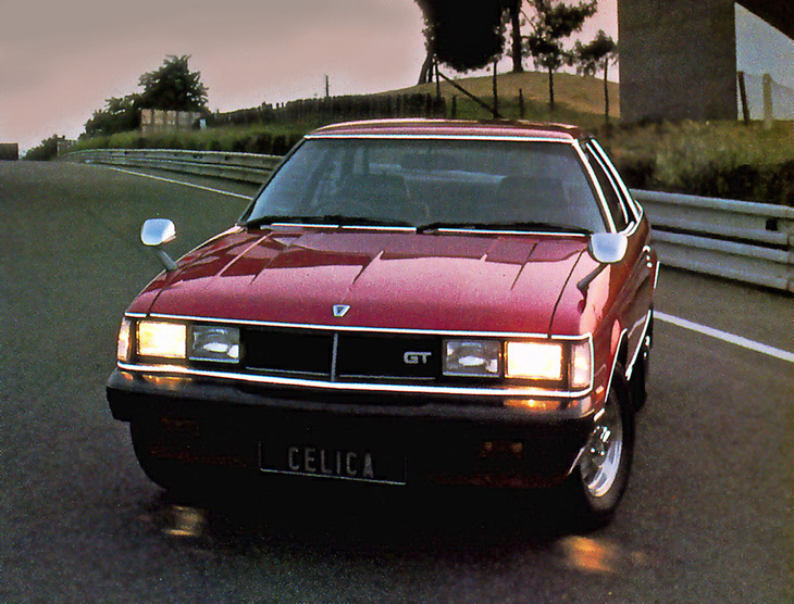 「トヨタ・セリカ1600GT」。1977年に登場した2代目セリカの、1979年にフェイスリフトした後期型。このころ、「スカイラインGT」とおぼしきモデルを揶揄（やゆ）するなど、広告やテレビCMでやりあっていた。