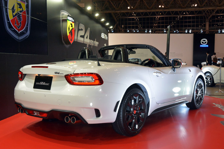 「アバルト124スパイダー」