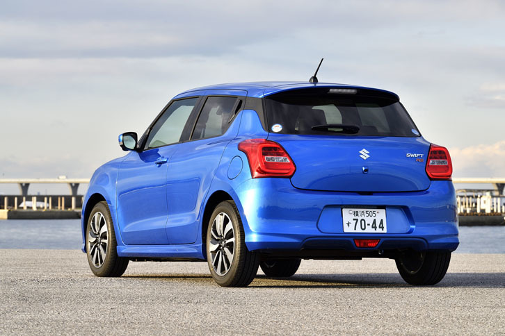 「RS」シリーズには、リアバンパーの中央にリアフォグランプが標準で備わる。