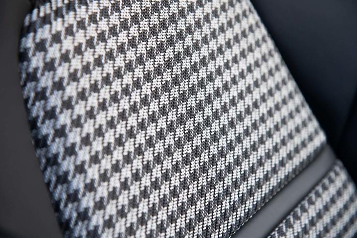 ポルシェが「ペピータ」と呼ぶ千鳥格子模様に寄ってみる。白地の部分はうっすらと光沢のあるシルバーとなっている。