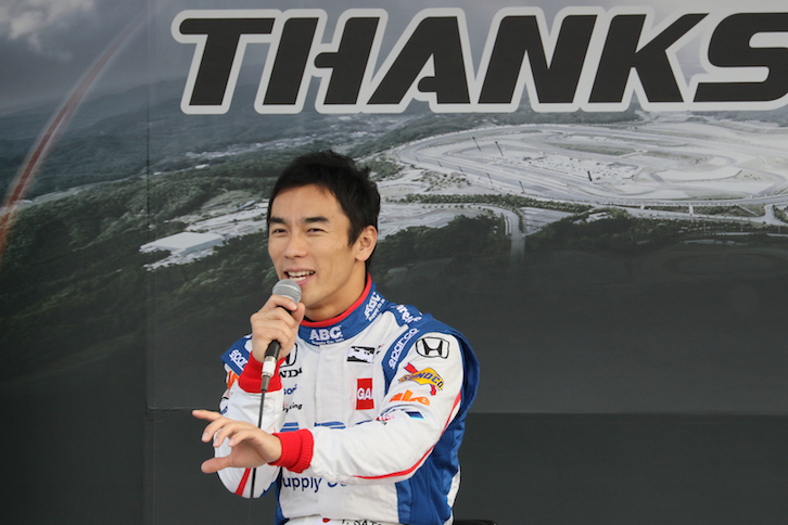 2017年はアンドレッティ・オートスポーツからインディカーシリーズに参戦する佐藤琢磨選手。トークショーでは平均時速380kmの世界を紹介。