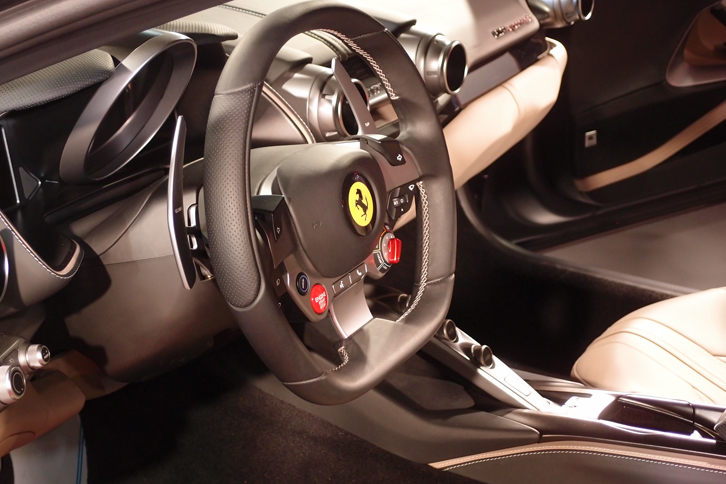 フェラーリ812スーパーファスト（コックピット周辺部）
